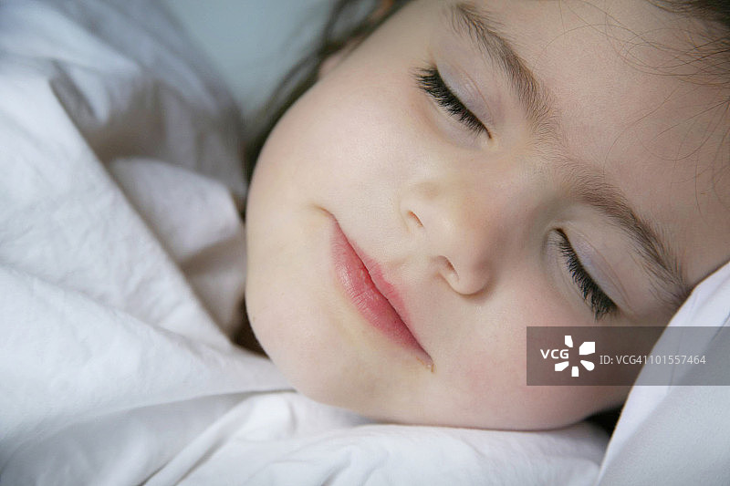 面带微笑睡觉的小女孩图片素材