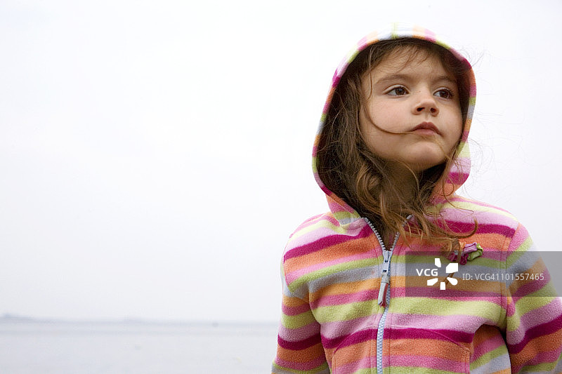 眺望雾蒙蒙天空的小女孩图片素材