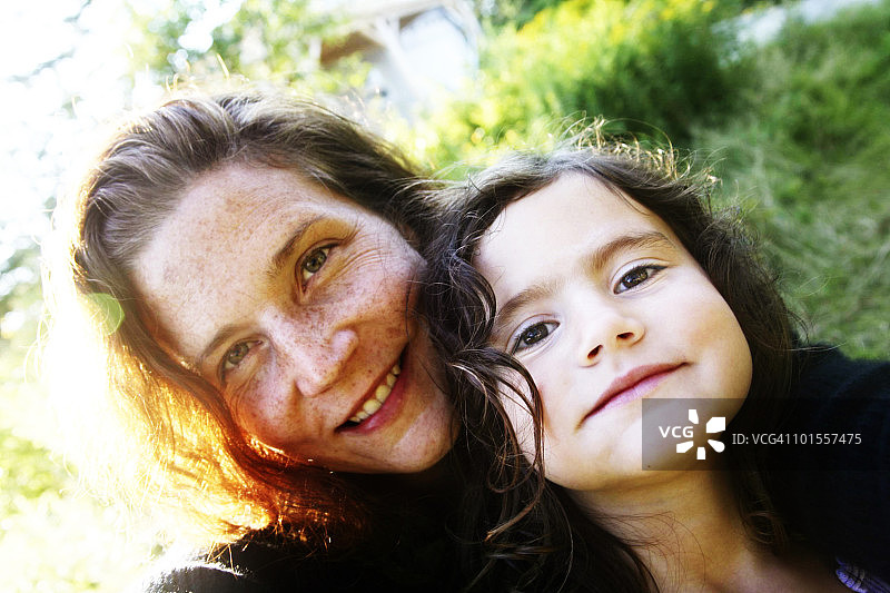 母亲和孩子在户外沐浴阳光图片素材