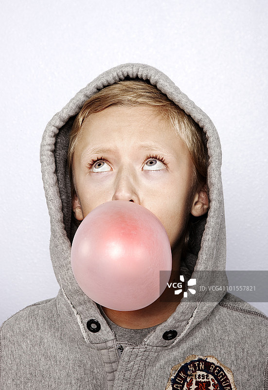 青少年男孩吹泡泡糖图片素材