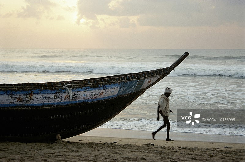 男人在印度金奈海岸线行走图片素材