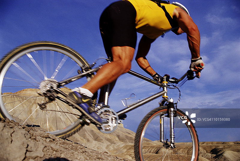 科罗拉多州Bookcliffs骑山地自行车的男人图片素材