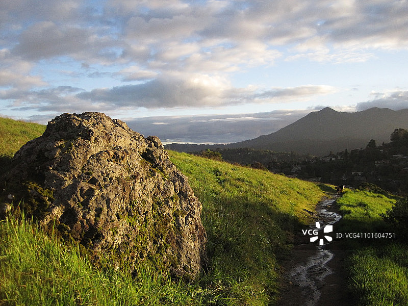 带狗的塔姆小径上的岩石图片素材