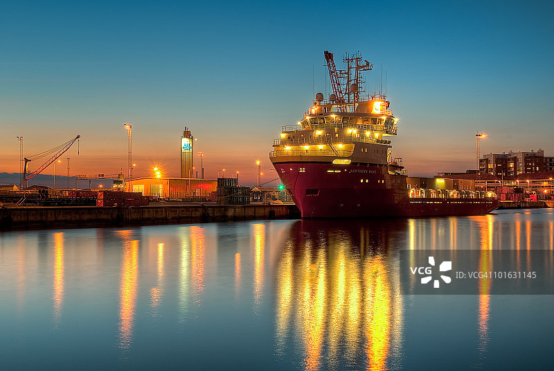 埃斯比约港的近海供应船图片素材