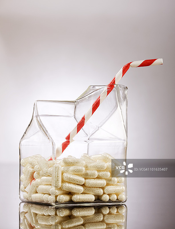 装满钙片的透明牛奶盒图片素材