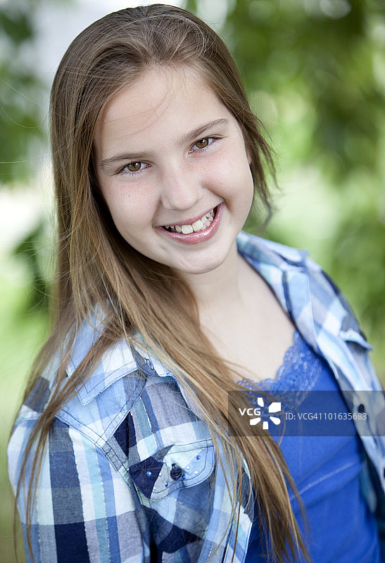 户外微笑人像图片素材