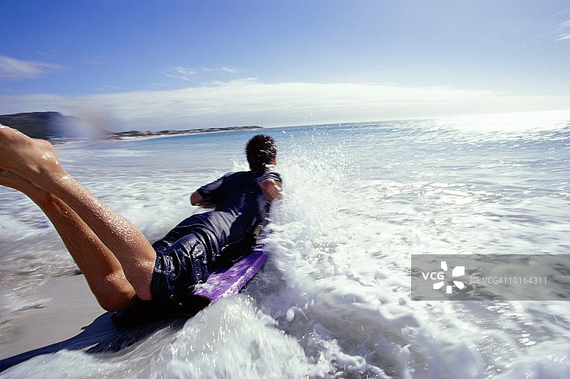 青少年男孩玩趴板图片素材