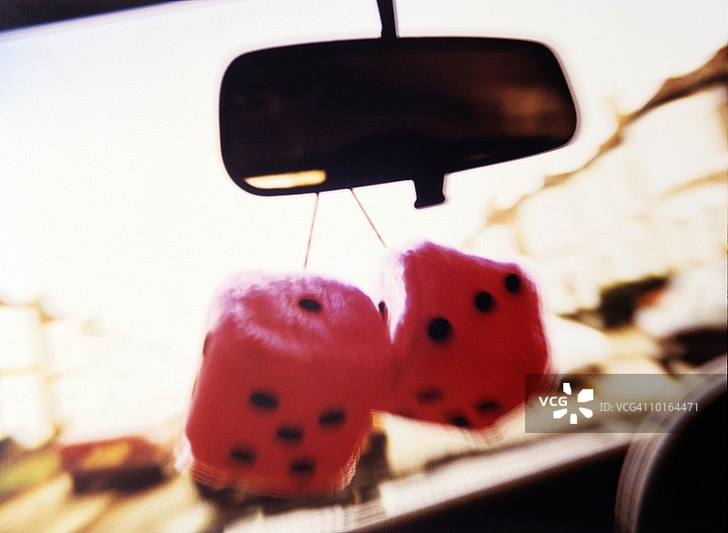 车内毛绒骰子图片素材