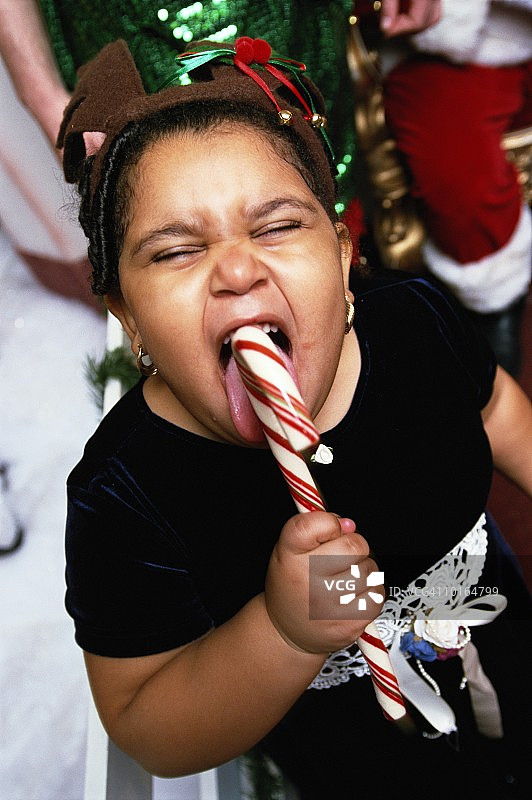 年轻女孩吃拐杖糖图片素材