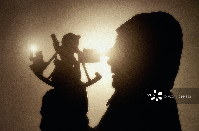 使用六分仪的男人图片素材