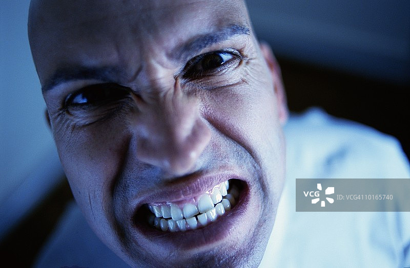 愤怒的秃头男人，20-30岁图片素材