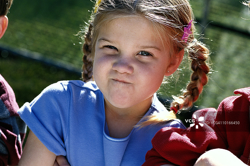 做鬼脸的女孩（6-8岁），特写图片素材