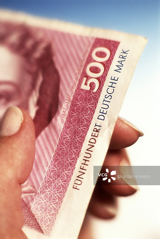 女人拿着德国马克纸币图片素材