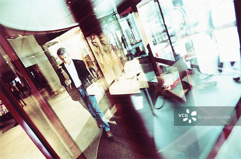 男子通过旋转门图片素材