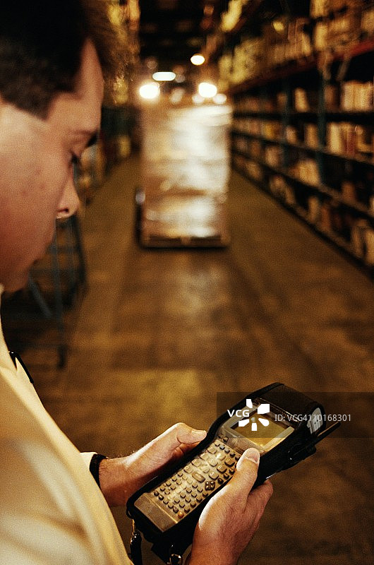 工头盘点仓库库存图片素材