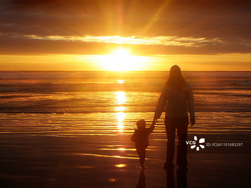 海滩母子日落剪影图片素材