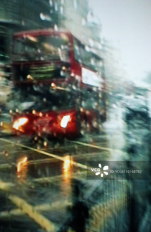 伦敦雨中巴士图片素材