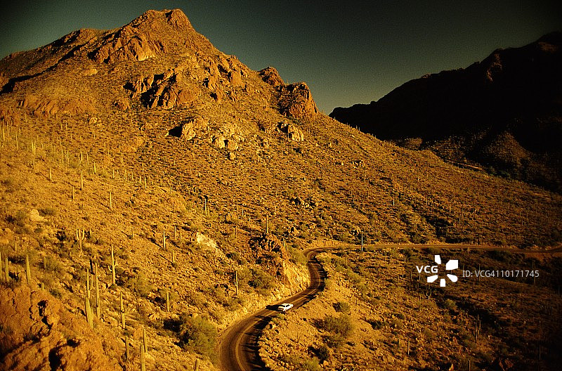 日落时分盖茨通道上的汽车图片素材