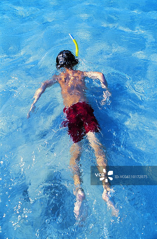 正在浮潜的男孩（9-11岁）图片素材