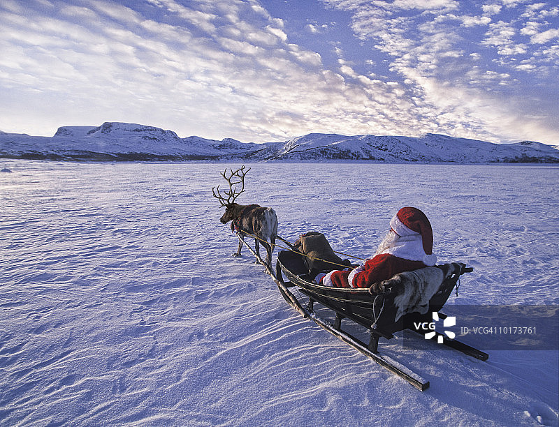 挪威雪橇上的圣诞老人图片素材