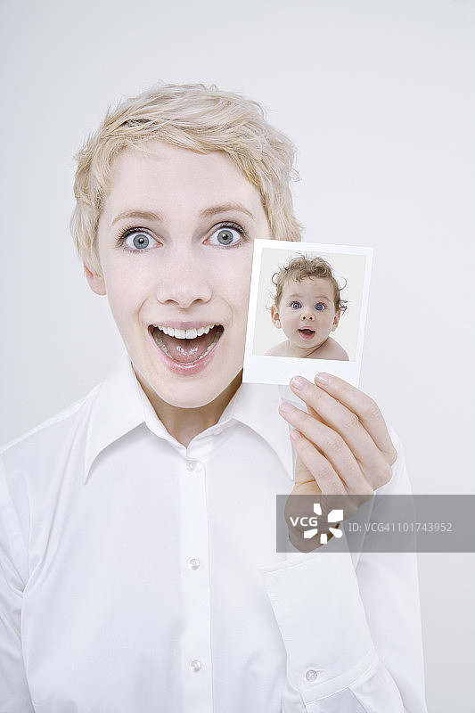 女人手持婴儿照片图片素材