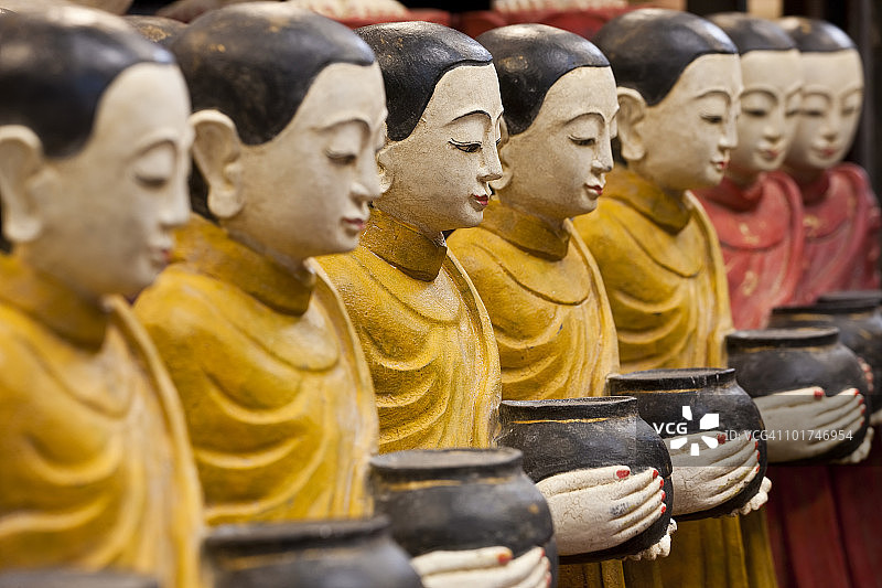 泰国市场上的僧侣雕像图片素材