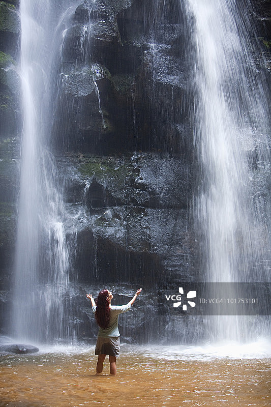 一位女士在巴西观赏瀑布图片素材