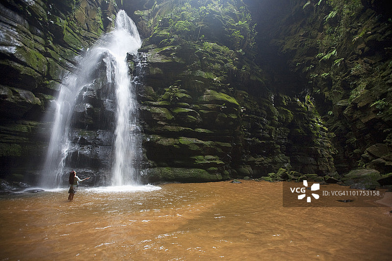 一位女士在巴西观赏瀑布图片素材