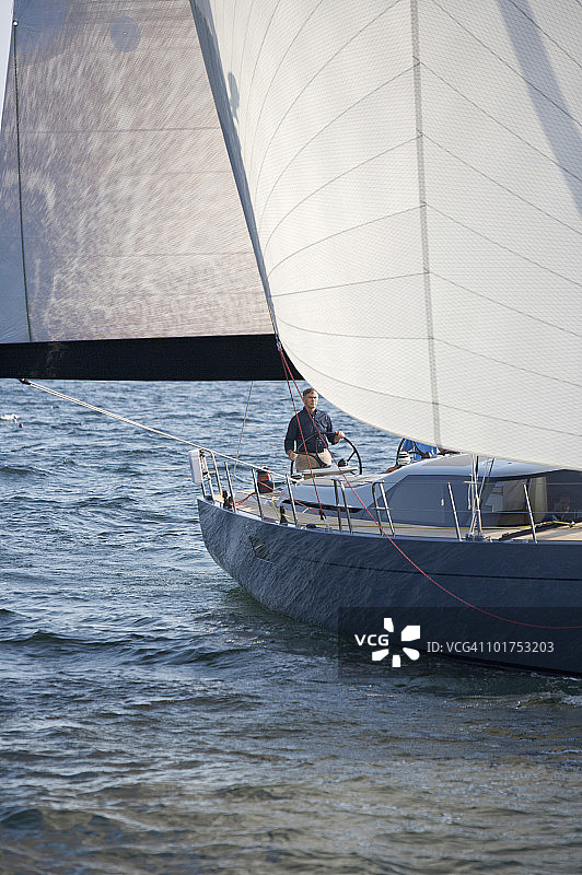 船员驾驶现代远洋帆船比赛图片素材