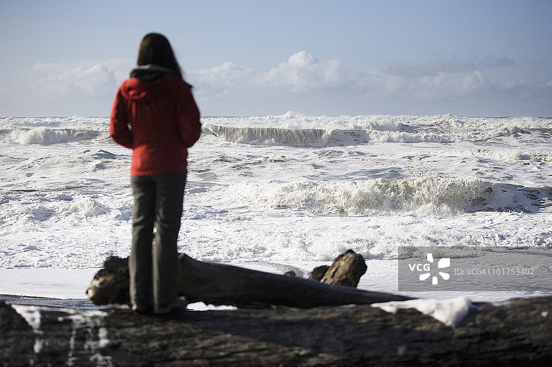 在波涛汹涌的大海中观浪的女人图片素材