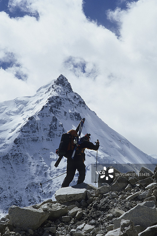 滑雪登山者攀登念青唐古拉山脉的色浦岗日山，藏族聚居区图片素材