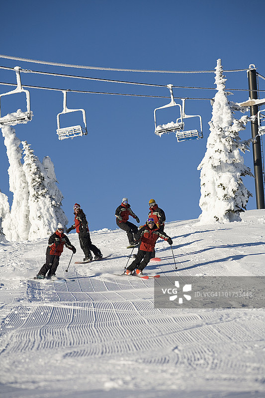 滑雪和单板滑雪教练在落基山脉冬季度假胜地享受阳光图片素材
