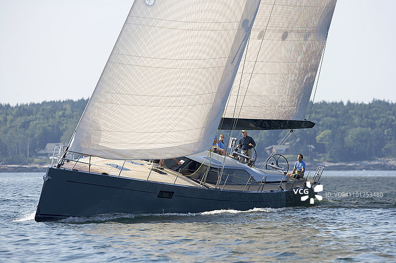 船员驾驶现代远洋帆船比赛图片素材