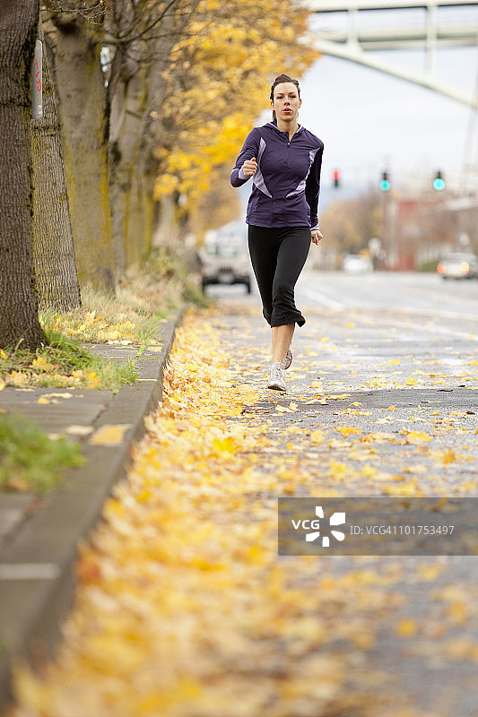 秋天慢跑的女人图片素材