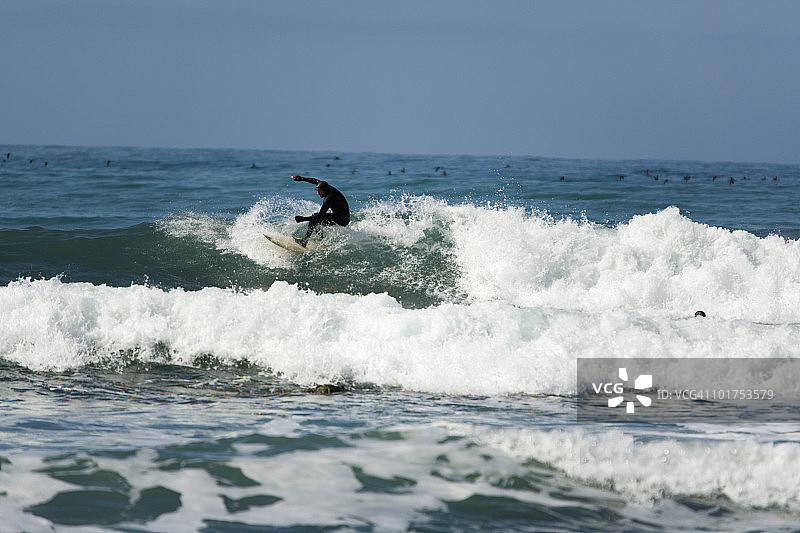 男子在加利福尼亚州迷失海岸冲浪图片素材