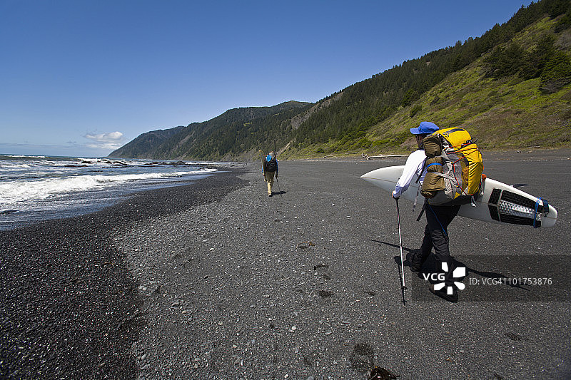 两个男人在加利福尼亚迷失海岸背包冲浪图片素材