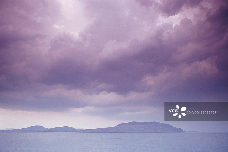 穆斯黑德湖上空的云彩，位于缅因州罗克伍德图片素材