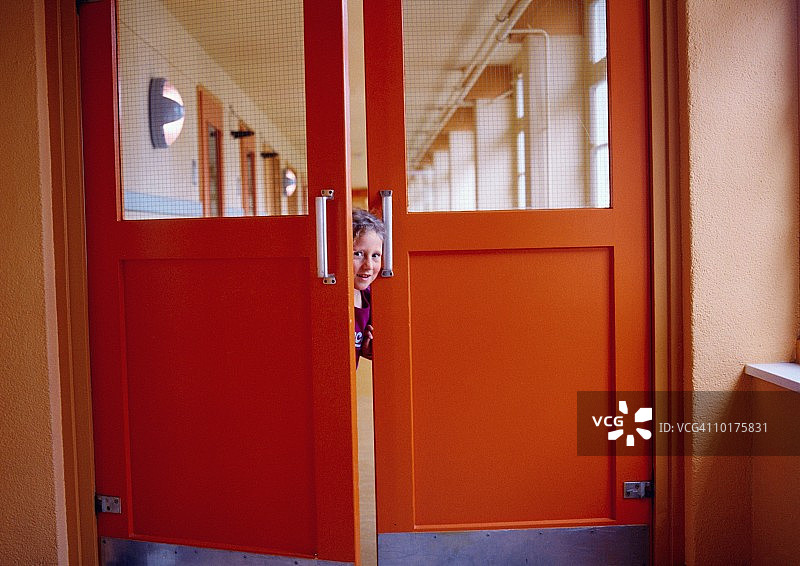 偷看门的金发女孩图片素材