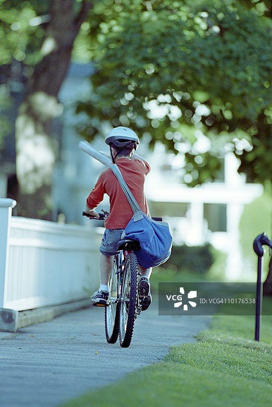 报童骑自行车送报纸图片素材
