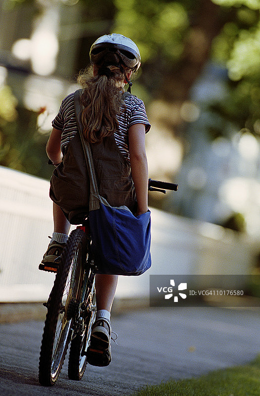骑自行车送报女孩图片素材