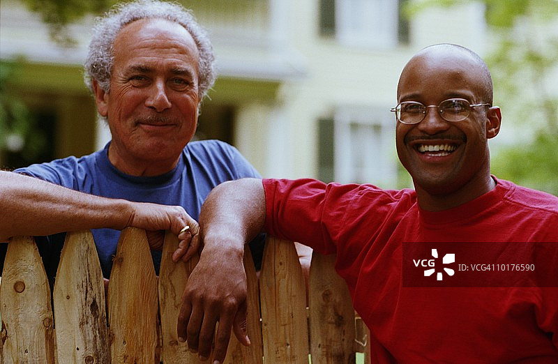 站在栅栏旁的两个男人（邻居）图片素材