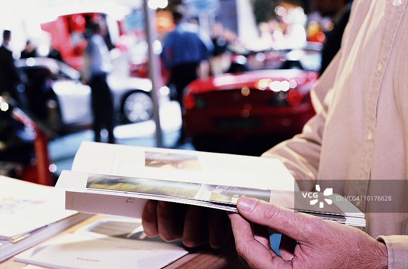 车展上的顾客图片素材