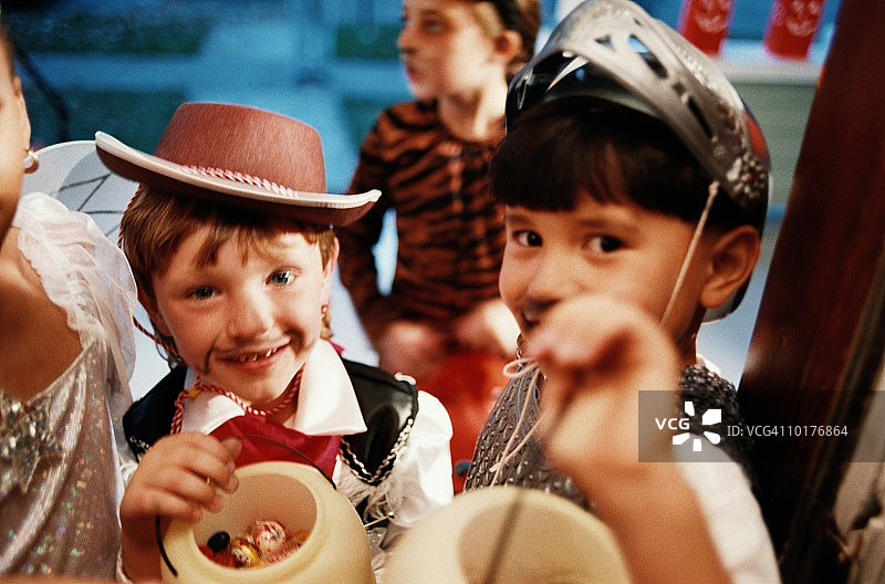 万圣节儿童不给糖就捣蛋图片素材