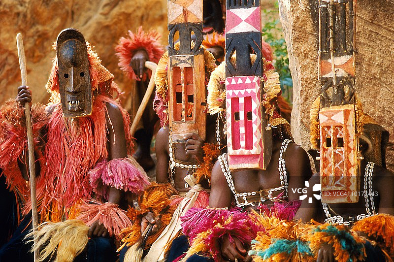 马里多贡部落男子佩戴仪式面具图片素材