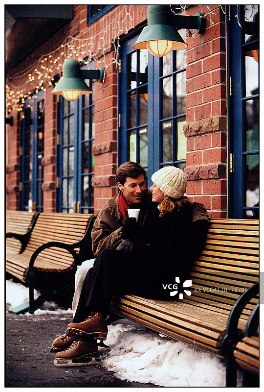 穿着溜冰鞋的情侣在长凳上，阿斯彭，科罗拉多州图片素材