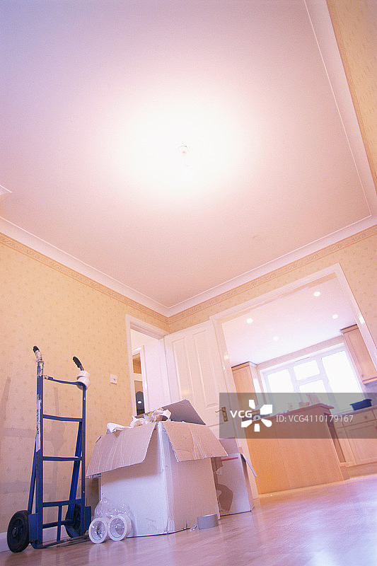 搬家纸箱和手推车图片素材