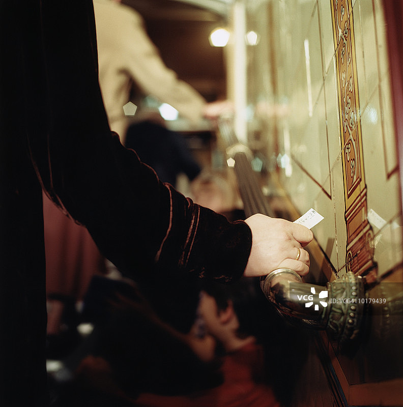 女人拿着电影票根图片素材