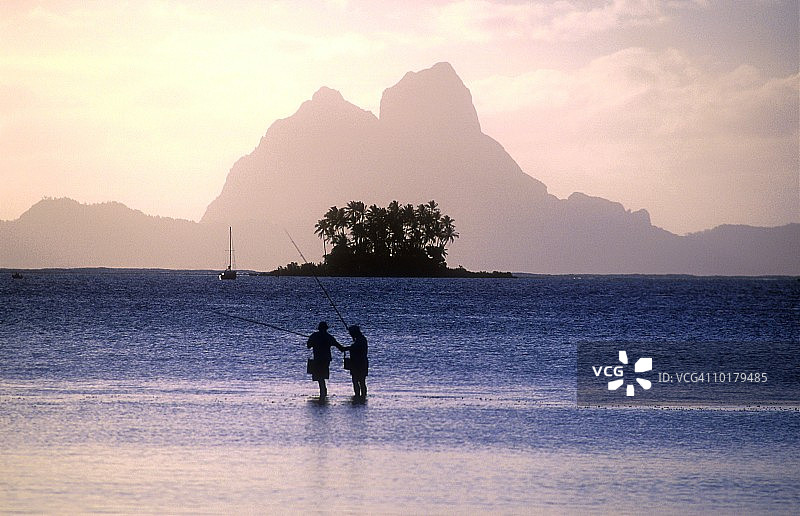 法属波利尼西亚博拉博拉岛渔民图片素材
