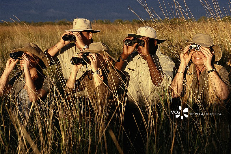 在草地中进行狩猎旅行的团队图片素材