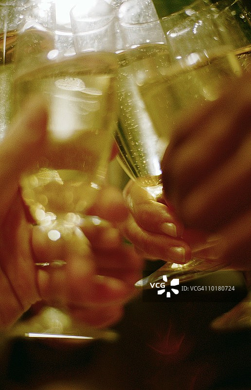 商务人士举杯庆祝图片素材